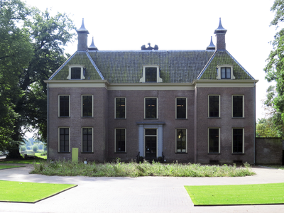 907350 Gezicht op de voorgevel van het landhuis Oud-Amelisweerd (Koningslaan 9) te Bunnik.